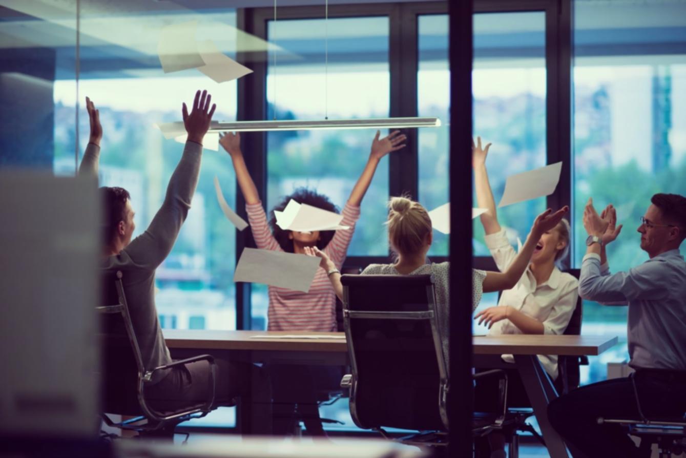 Étudiant concentré travaillant sur un problème Python complexe avec support personnalisé